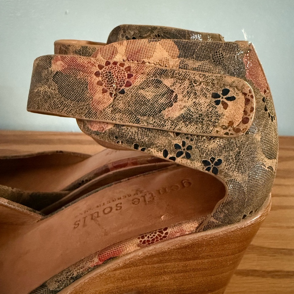 Gentle Souls by Kenneth Cole Floral Blaise Wedge Pump - Picture 4 of 10